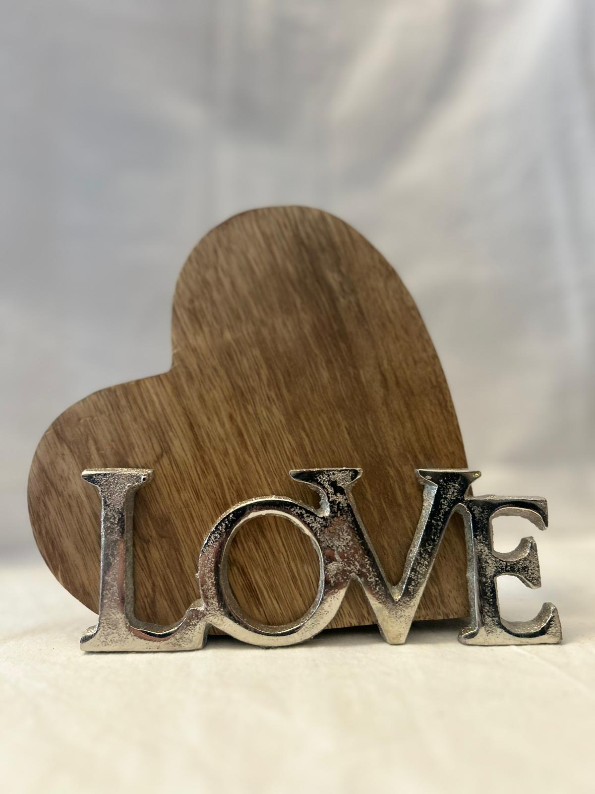 Cuore Decorativo in Legno con Scritta "LOVE" in Metallo